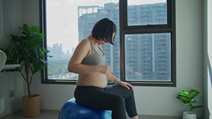 孕妇在家锻炼孕妇瑜伽球孕妇瑜伽
