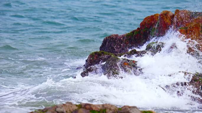 海浪拍打礁石海上风浪