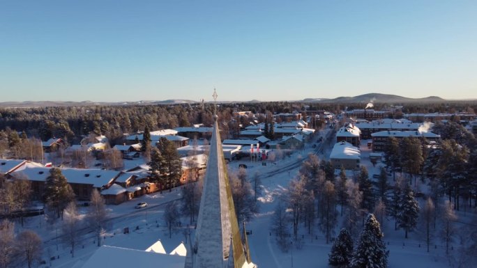 瑞典北部省冬季傍晚的Arvidsjaur教堂尖顶。空中回射