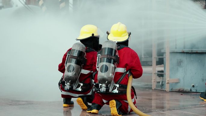 消防员在烟雾笼罩下训练，准备采取紧急行动