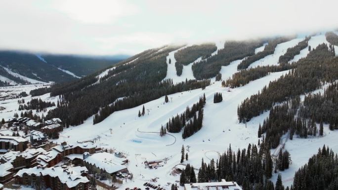 晴朗多雾的云层冬天多雪的清晨日出空中无人机科罗拉多铜山滑雪胜地i70鹰飞人升降机中心村单板滑雪半管伊