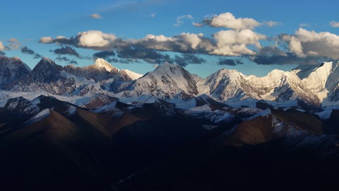 四川甘孜州木雅神山贡嘎神山雪山高空航拍