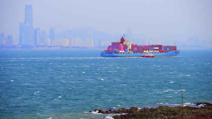 青岛港海运轮船出海