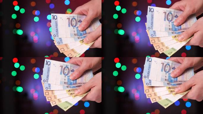 女性手中白俄罗斯货币的特写，在明亮的背景上呈扇形展开