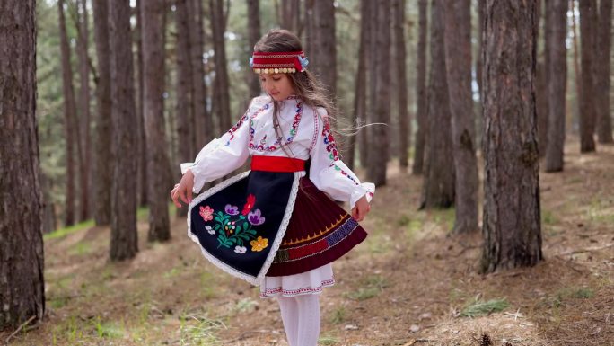 保加利亚女子年轻女孩在民族民间刺绣服装保加利亚4K视频