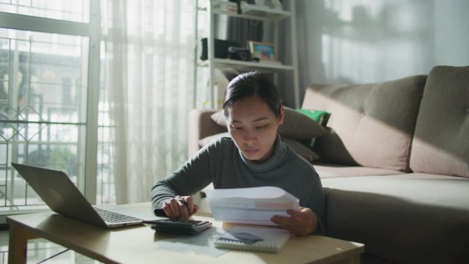 每月家庭开支的总和。女人为家庭理财