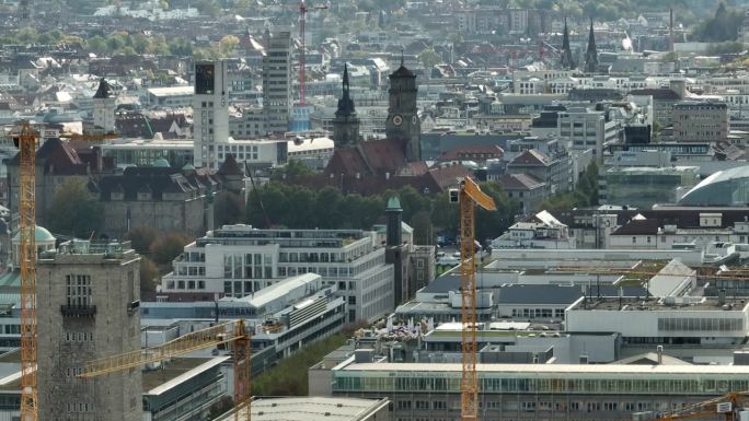 阳光明媚的一天飞越斯图加特古城中心区建筑鸟瞰图4k德国