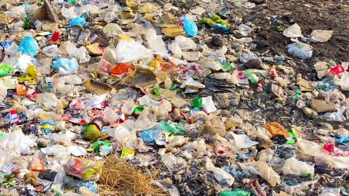 成堆的塑料垃圾，污染环境的观念