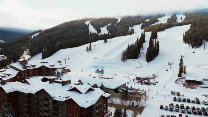 太阳多雾的云层冬天多雪的清晨日出空中无人机科罗拉多铜山滑雪胜地i70鹰飞人升降机中心村庄单板滑雪半管