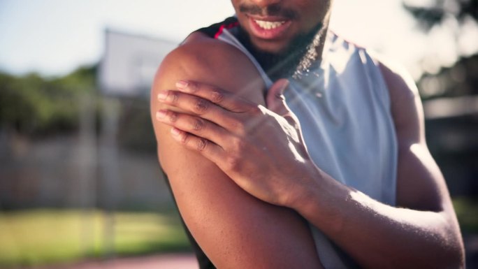 篮球场上，手或健身男子与手臂疼痛户外训练，错误或解剖紧急特写。肩伤与男运动员外与运动失败、事故及身体