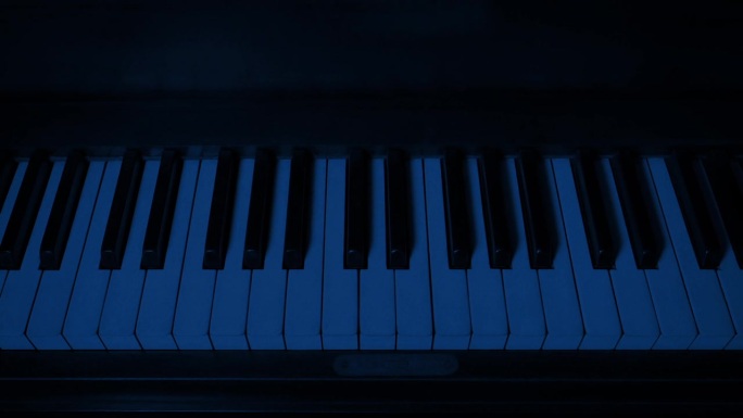 钢琴在黑暗中打开或关闭