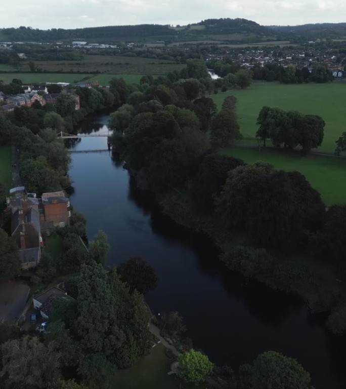 坎特伯雷附近一条河流及其植被的航拍视频，坎特伯雷是英格兰东南部一座大教堂城市