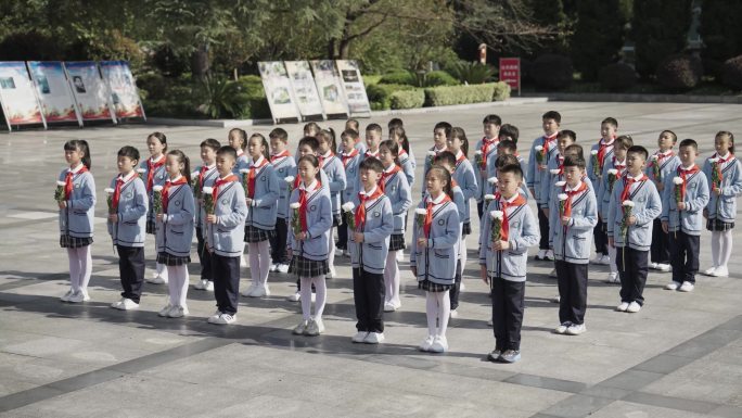 向烈士纪念碑敬礼