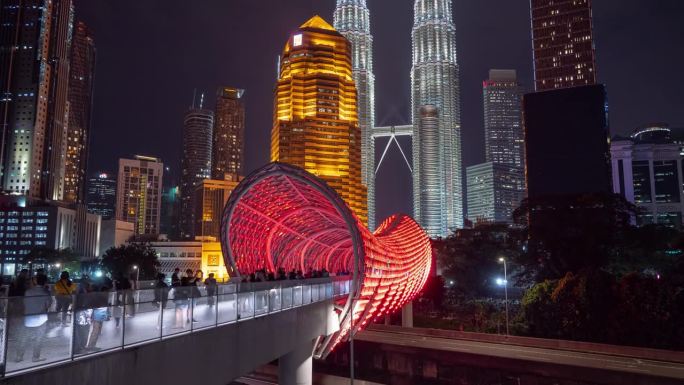 夜间照明吉隆坡市中心著名的步行桥全景4k延时马来西亚