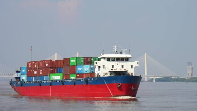 长江上航行的物流运输集装箱货轮