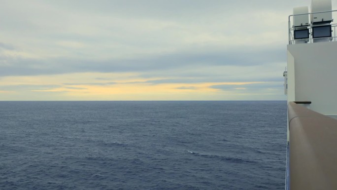 从船上看到的太平洋和多云的天空