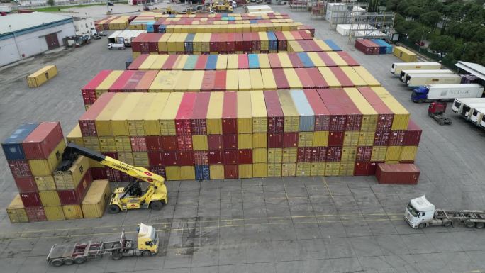 集装箱在港口用起重机运输的鸟瞰图。