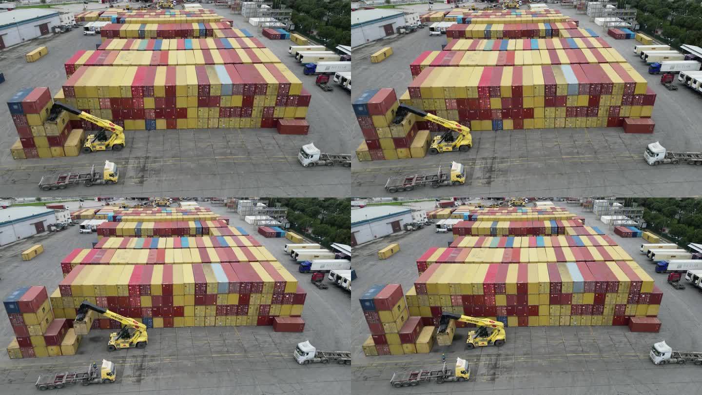 集装箱在港口用起重机运输的鸟瞰图。