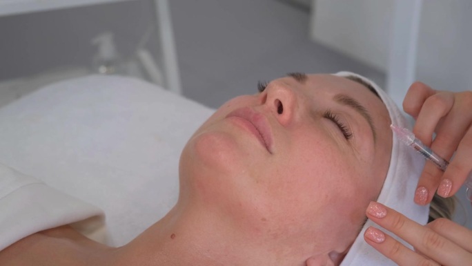 美容师正在为脸部注射等离子拉皮。Plasmolifting过程。