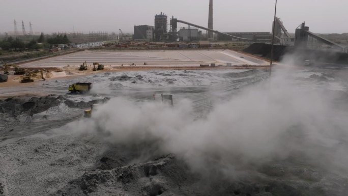 航拍放大。水泥厂喷出有毒污染物，向大气中排放有害的二氧化硫、氮氧化物和一氧化碳