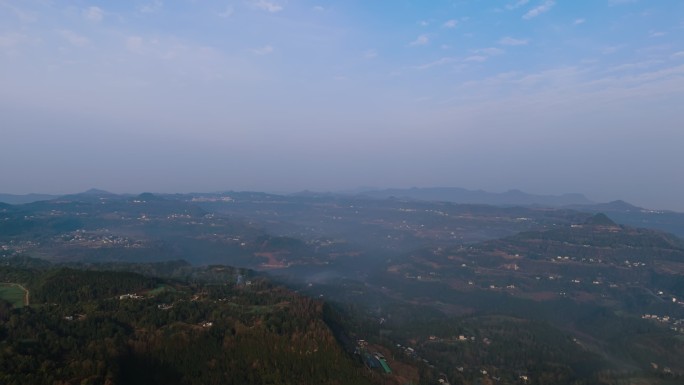 清晨大山村落大景