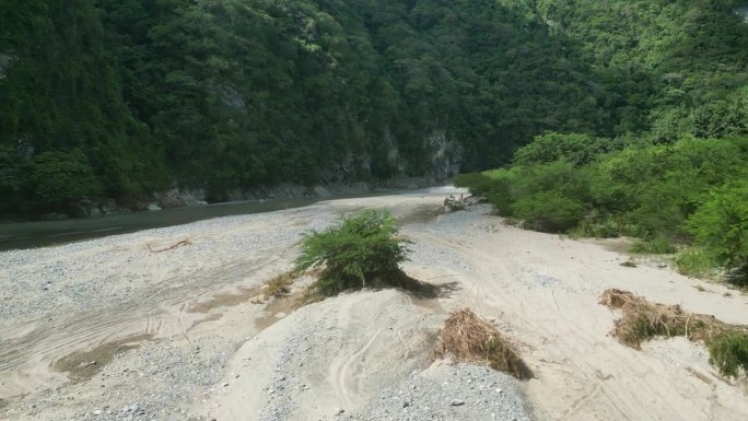 多明尼加共和国，穆夏斯阿瓜斯河岸上空低空向前飞行，背景是人