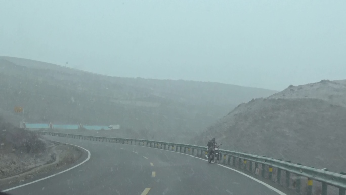 318川藏行驶在路上暴雪