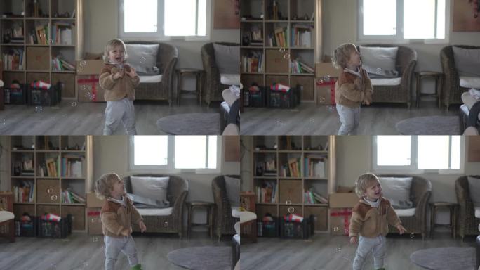 一个快乐的小男孩在家玩泡泡的慢镜头