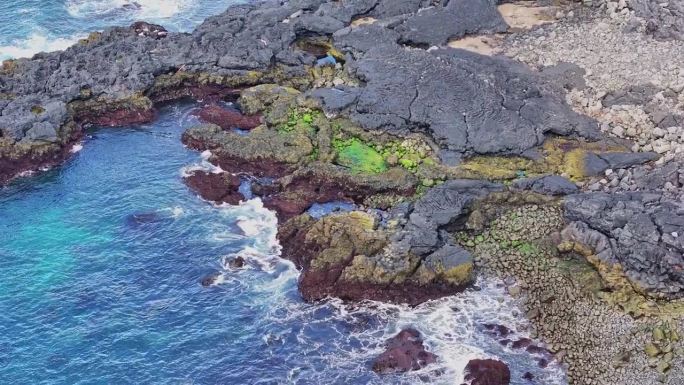 空中无人机在中等高度从下到上拍摄，拍摄了冰岛雷克雅内斯半岛从Brimketill Pool到Gunn