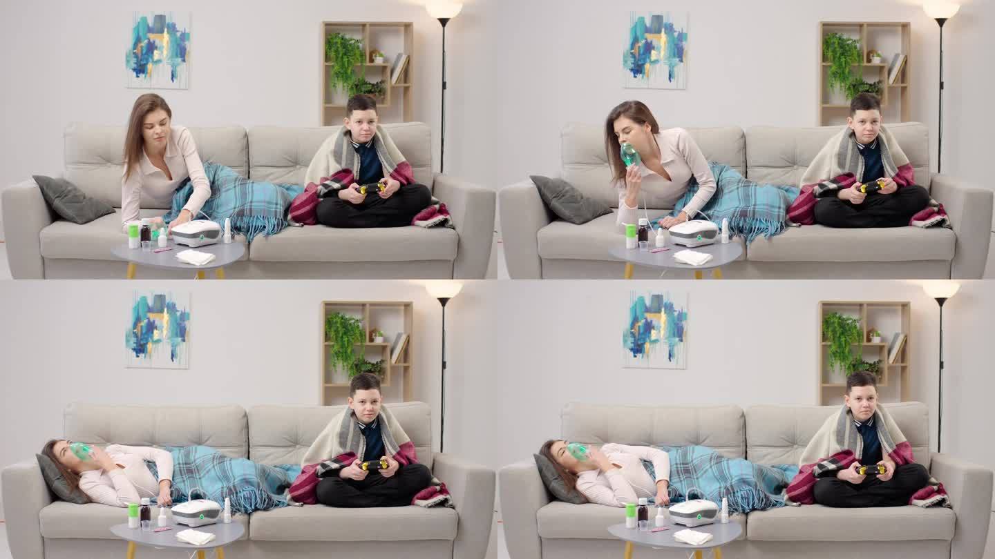 一位年轻女子躺在家里的沙发上使用吸入式雾化器。小男孩用操纵杆玩游戏