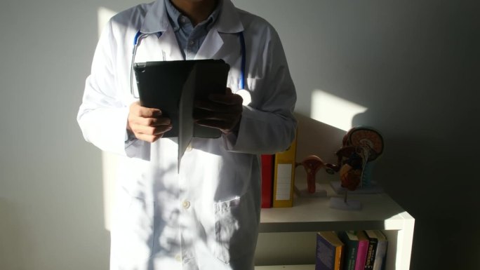 医生通过虚拟医疗检查、平板电脑和电话，通过数字设备提供专家建议和开药。