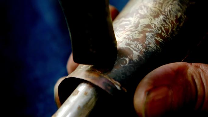 精湛匠艺：雕刻花纹铜管的修复过程