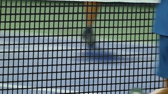 专为ATP锦标赛设计的专业网球网的特写，由耐用的橡胶材料制成