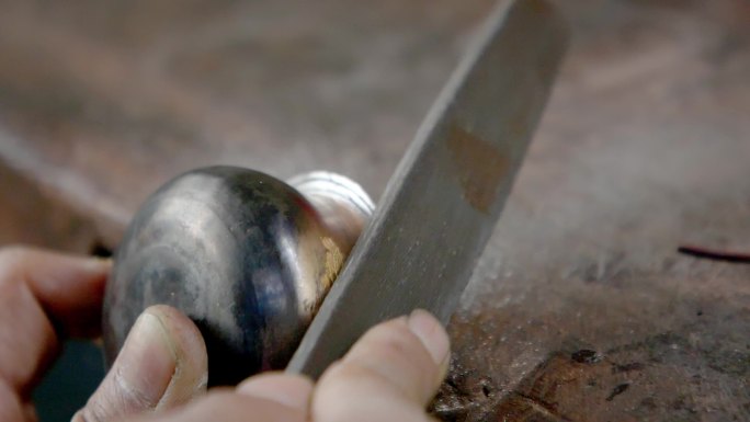 工匠的手艺：传统铜器打磨技术展示