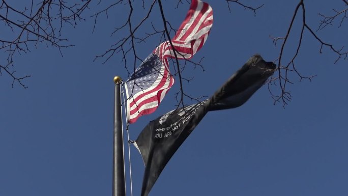 美国，明尼苏达州，2018年4月24日:美国国旗和美国明尼苏达州国旗在东部地区随风飘扬