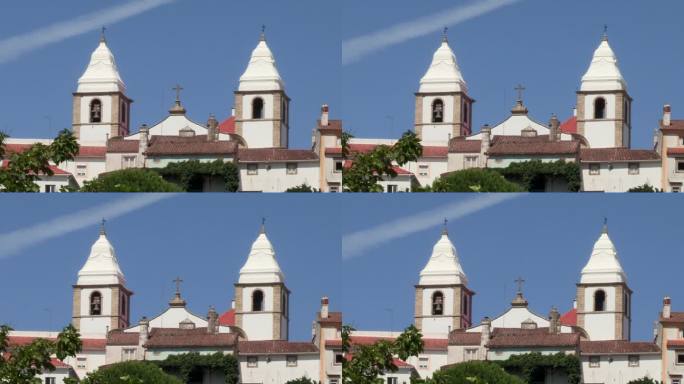 圣玛丽亚教堂的两座白塔位于村庄的顶部