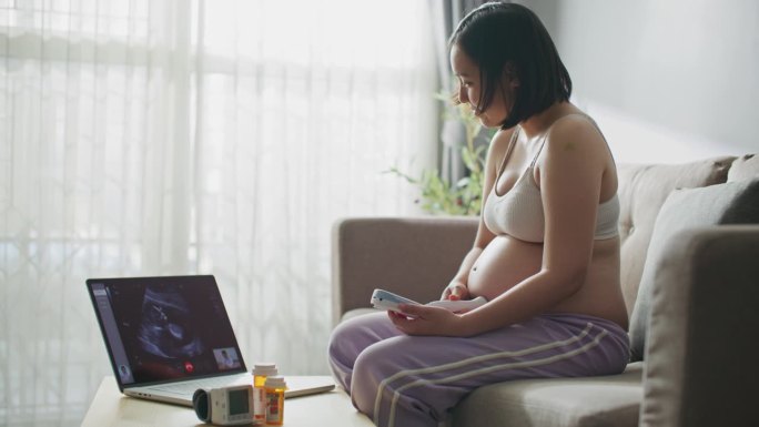 孕妇在家与在线医生检查超声波，健康技术