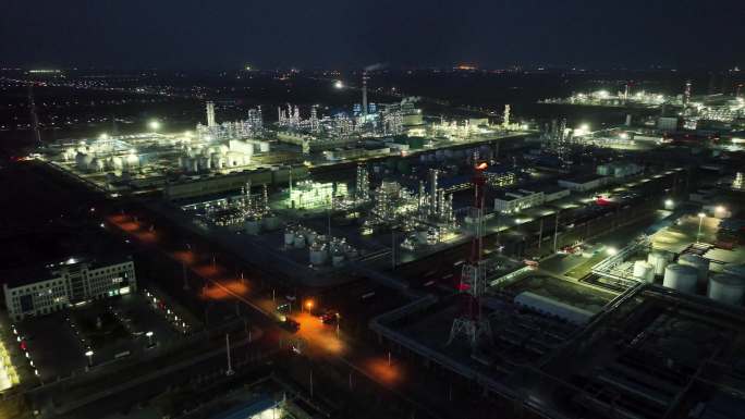 石油化工厂石油炼化厂夜景航拍