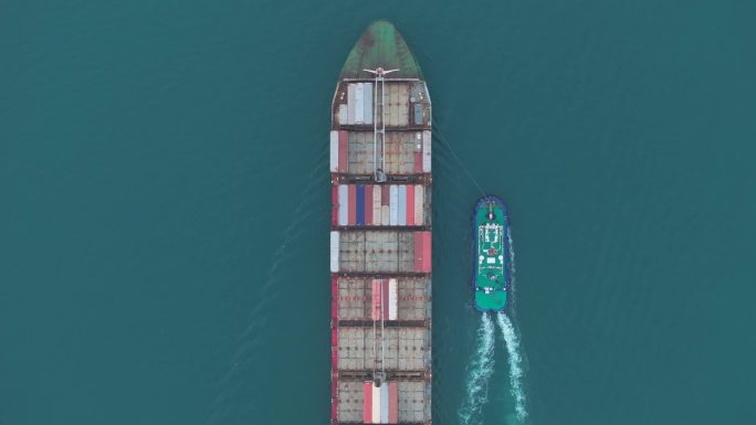4K航拍港口远洋货轮装货集装箱货轮远航