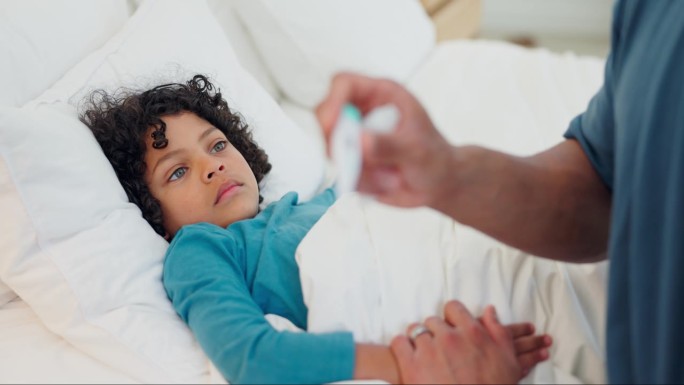 父亲、体温计和因发烧、感染或生病躺在床上的生病的孩子在家照顾、支持或爱护。爸爸监控生病的孩子，儿子或