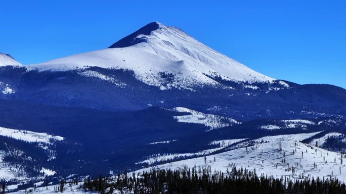 寒冷、晴朗、多雪的冬天，科罗拉多州的空中无人机博雷亚斯山口布雷肯里奇狄龙弗里斯科银索恩基斯通景观图格