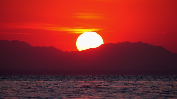 海面远山黎明日出