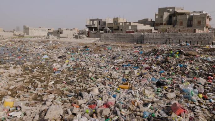 平移。恶臭的污水和可怕的塑料污染达喀尔，塞内加尔