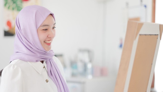 美丽的年轻亚洲穆斯林妇女穿衣服的肖像