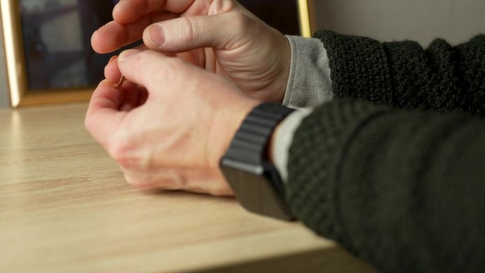 一名男子摘掉结婚戒指是为了离婚咨询、欺骗或错误