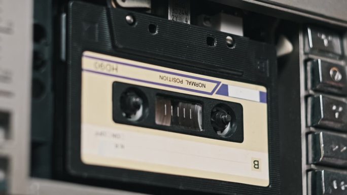 音频磁带录音机回放特写，老式音频磁带播放