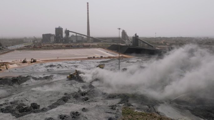 天线。水泥厂喷出有毒污染物，向大气中排放有害的二氧化硫、氮氧化物和一氧化碳