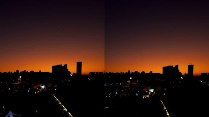 城市景观的黄昏地平线上有轮廓分明的建筑物和暗淡的光线