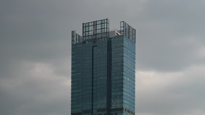 晴朗的日子云天空吉隆坡市中心著名的酒店顶部外部全景4k延时马来西亚