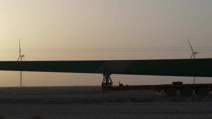 沙漠中风力发电机运输安装
